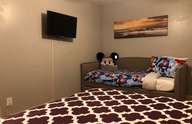 6149 Sandcrest · Next TO Universal. 8 Beds. Pool. Very Clean - Photo 7