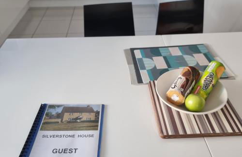 The Silverstone House. Comfort, Convenience and no hassle at the doorstep of Silverstone Race Circuit. - Photo 41