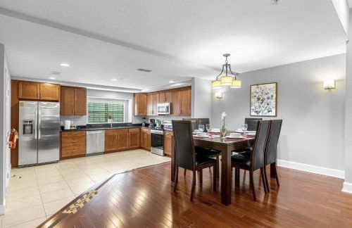 Vibrant 4BR Family Townhome 1 mile from Disney World and Disney Springs - Photo 11