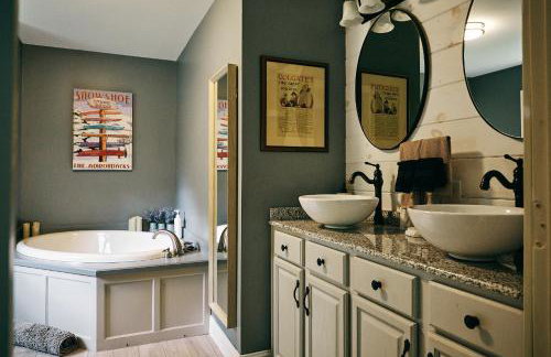 Bear House Catskills Cabin- Private Pool, Pond, Hot Tub, Dog-Friendly Sleeps 9 Adults - Foto 22