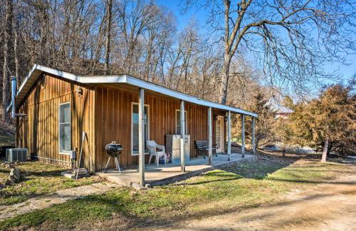 The Burgundy Cabin Iowa Retreat Pond and Fire Pit - Foto 3
