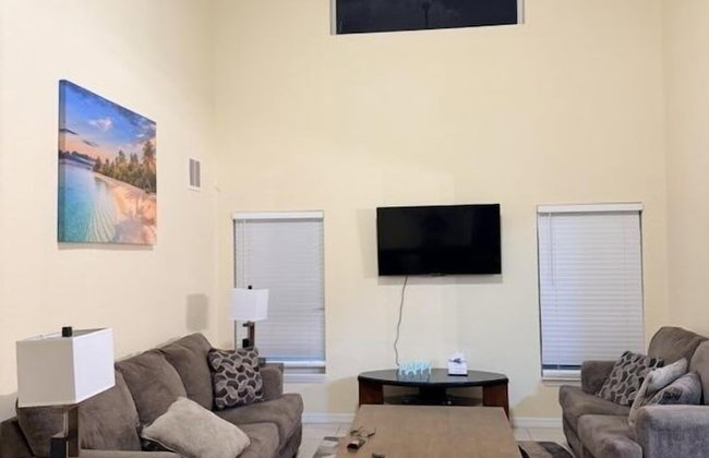 Family Ready In Gated Community Near Attractions 5 Bedroom Villa by RedAwning - Foto 13