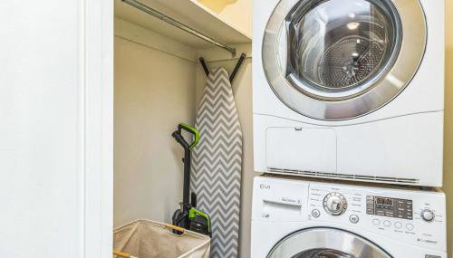 Large 3 bedroom Family Suite, Private Balcony, 5 min to DCA, Gym, Pool and more! - Photo 3