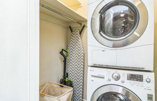 Large 3 bedroom Family Suite, Private Balcony, 5 min to DCA, Gym, Pool and more! - Foto 3