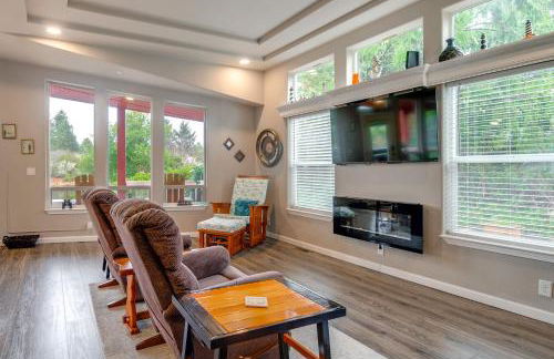 Ocean Shores Retreat with Porch and Canal Views! - Foto 1