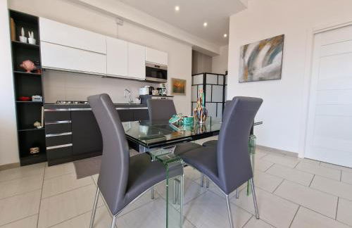 Luxury Seaview Apartment with Lift & Parking in Salerno City Center - Maison Dorotea - Photo 5