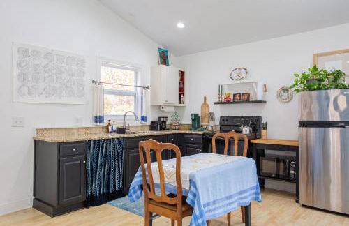 Studio Apt on HRT hosted by Longview Stays - Foto 5