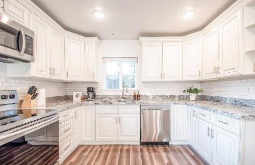 Stylish Modern Farmhouse wYard 10 mins from DT - Foto 3