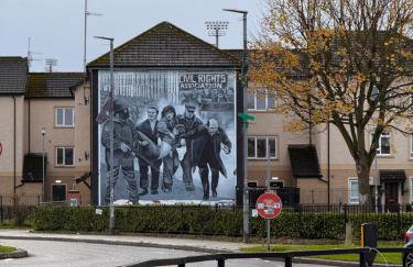 2BR City Centre Apartment By Travel Lets Short Term Rental Agency Derry With Free WiFi - Foto 3