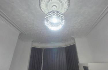 Modern 3 Bed Home Central Location free WiFi Netflix and street parking - Foto 24