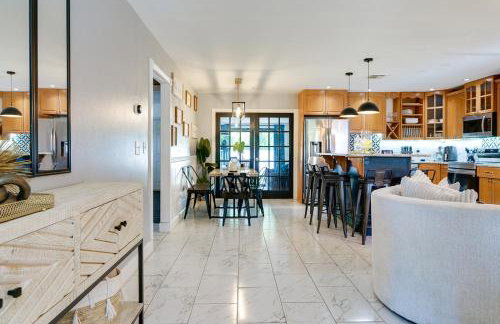 Lounge Area Office Fenced Yard Near It All - Photo 9