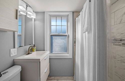 3BR/2.5 BA Townhouse |Downtown Salem w/Parking - Foto 44