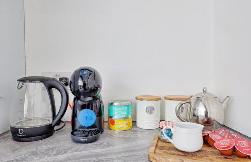 Beautiful 5 bed house, relaxing garden and driveway parking 10 min to the beach - Foto 8