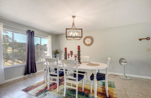 Water Views and Decks Spacious La Grange Retreat - Foto 5