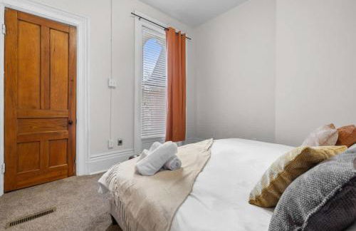 Allentown 5 BR House Free Parking No Chores! - Photo 31