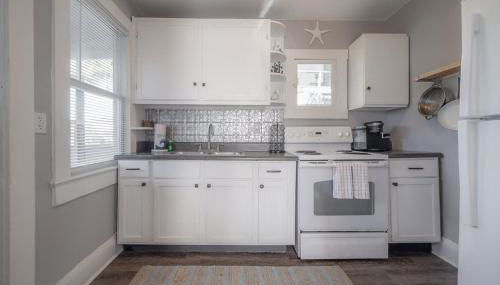 Serene Beachy Bungalow with Large Screened Porch! - Foto 5