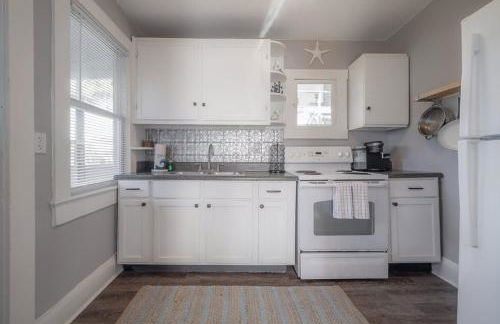 Serene Beachy Bungalow with Large Screened Porch! - Foto 5