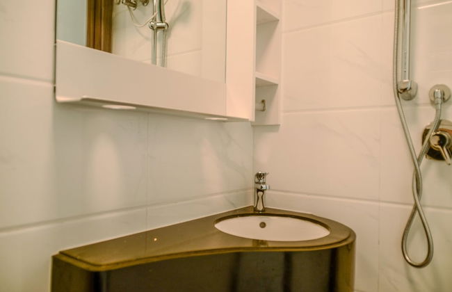 Comfortable Studio With Pool View At Sky House Bsd Apartment - Foto 10