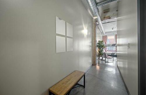 Stunning Downtown Apartment with Pool, Laundry, Parking - Foto 13