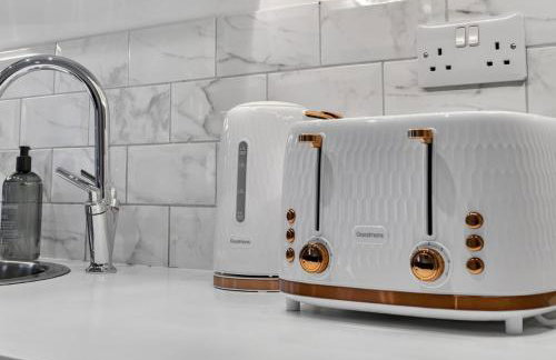 City Centre 2BR Apt with Balcony Access and Free Parking - Foto 16