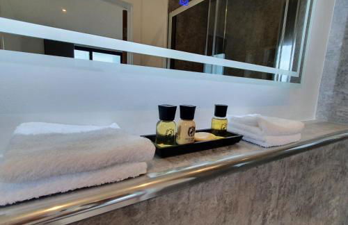 Central Penthouse with Hot Tub & Views 24 Cheltenham - Photo 10