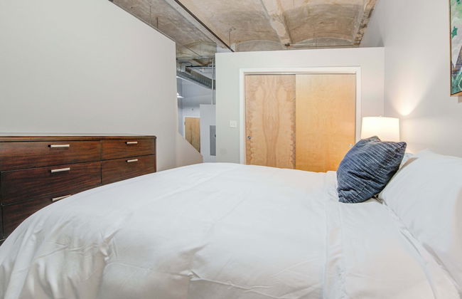 Luxury Historic Loft with Gym - Photo 7