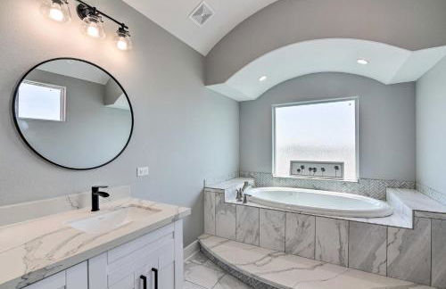 Walk to Crystal Beach Chic Family Retreat with Deck - Foto 15