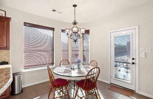 Spacious 4BR 3BA with Yard Mins to LakeLewisville - Foto 10