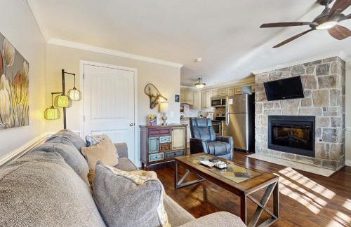 Pool and Riverfront! Couples Retreat in Smoky Mtns - Foto 1