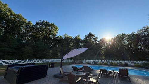 9 Bedroom Saratoga Retreat, In-Ground Heated Pool, HotTub, Firepit, Gourmet Kitchen, Private Office - Foto 2, sunbed