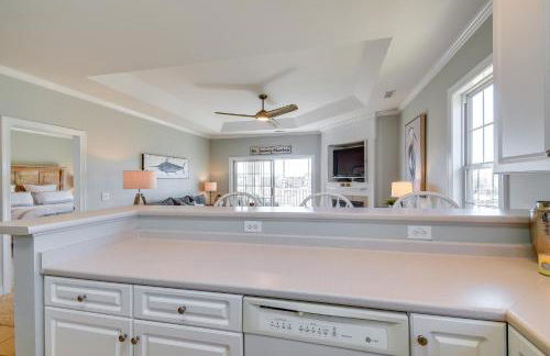 Spacious Southport Condo with Balcony! - Foto 10