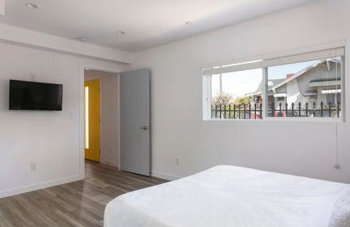 Experience Luxury 4BR Townhouse Sleeps 8 with Parking - Foto 14