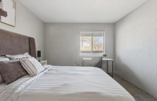 Comfortable bedroom and cozy living space - Foto 2