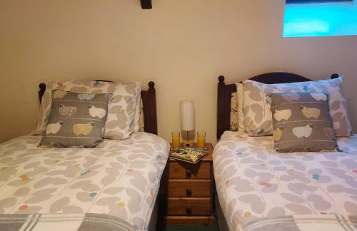 Farm Stay with animal experiences, 30 minutes to Exmoor & Beaches, Pet friendly, Outdoor heated pool, Games barn, fast WiFi and parking - Foto 52