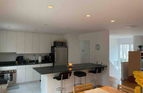 Renovated and Spacious Summer Home with Water View - Foto 14