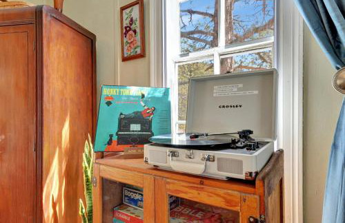 Timeless Pineview Cottage Hot Tub & Pet Friendly - Photo 11