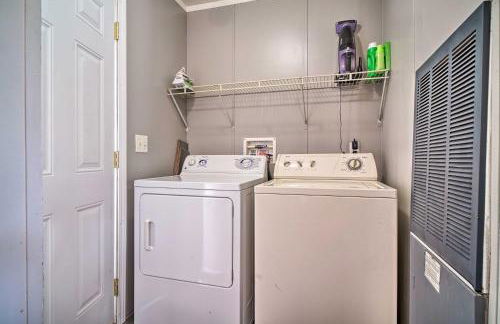 Bring Your Pets! Midway Abode with Yard and Fire Pit - Foto 18