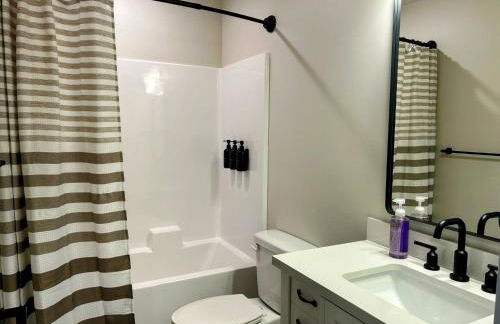 Peaks & Pines Modern Gem, 2 Kings, Bunks, Hot Tub, Walkable, Kid's Cove - Foto 47