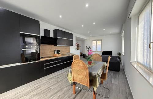 Monty's House - Photo 3