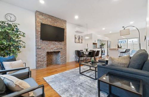 Pet Friendly 3 Bdrm House with Private Yard - Foto 1