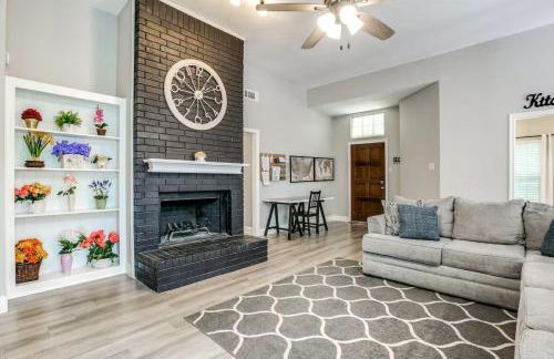 Family-Friendly Fun, Pool, Game Room, DFW Airport - Photo 3