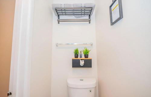 1Bedroom Newly Renovated Basement Suite with Parking - Foto 16