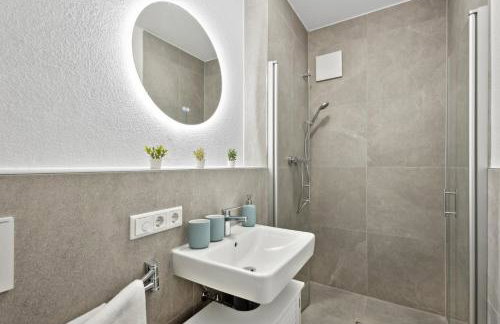 Harmonie Homes - Built in 2025 - High-Quality Beds & Linen - Full Kitchen - Fiber WiFi - 4K Smart TV - 2 Balconies - Elevator - Free Private Parking - Near Augsburg - 20 Min via Autobahn to Munich-West - Foto 20