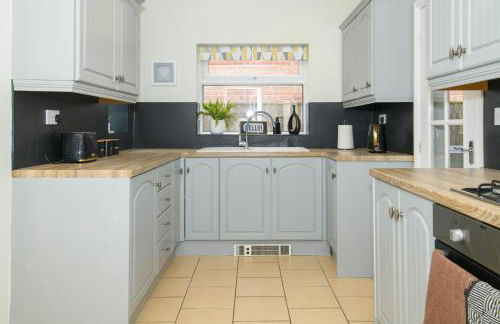 Stylish 3 Bed House Near Hospital, Racecourse, Free Parking - Foto 3