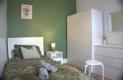 3BDR Town House in the Heart of Holyhead - Free Onsite Parking - Foto 35