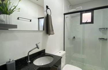 Stúdio de 1 Quarto, Wifi 500mb, Condominio com Elevador, 1 Vaga de Garagem, Cozinha Completa - Indicado para Grupos, Hospedes a Trabalho, Família e Pets - Foto 12