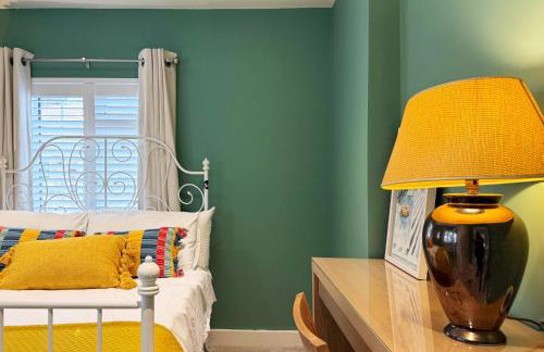 Historic Hampshire Cottage with Private Putting Green - Photo 15