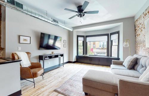 Steps to Dtwn and Rock River! Couples Retreat - Foto 3