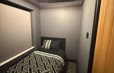 SK Stays Modern Luxury Home With Jacuzzi Bath & Cinema Room - Foto 24