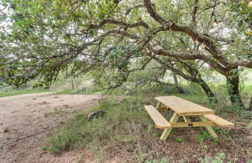 Rustic Eco-Cabin Llano River Getaway on 68 Acres! - Foto 24